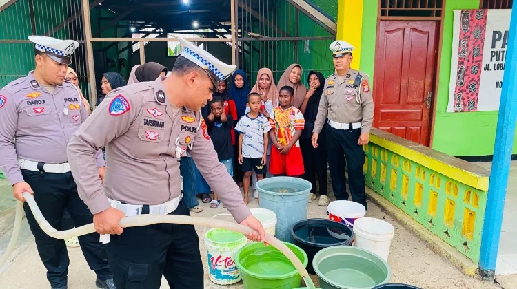Wujud Kepedulian Polri, Ditlantas Polda Papua Barat Daya Salurkan 5.000 Liter Air Bersih ke Panti Asuhan