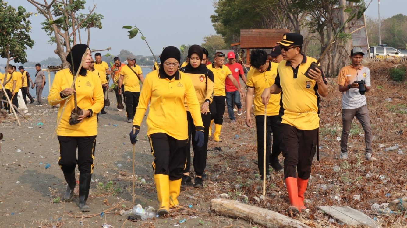 Wujudkan Green Policing, Polres Bantaeng Tanam Pohon Mangrove di Pesisir Pantai Bombong Biangkeke