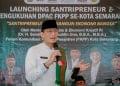 Menparekraf Sandiaga Uno mengunjungi santri pelaku UMKM dalam acara Launching Santripreneur dan Pengukuhan DPAC FKPp se-Kota Semarang di Pondok Pesantren Fadhlul Fadhlan