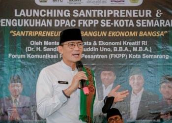 Menparekraf Sandiaga Uno mengunjungi santri pelaku UMKM dalam acara Launching Santripreneur dan Pengukuhan DPAC FKPp se-Kota Semarang di Pondok Pesantren Fadhlul Fadhlan