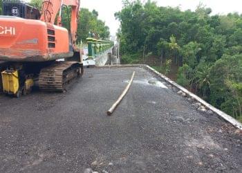 jembatan Bobung 1 yang dilaporkan mengalami keretakan di ruas Jalan Tawang Ngawang yang baru saja diresmikan pekan lalu