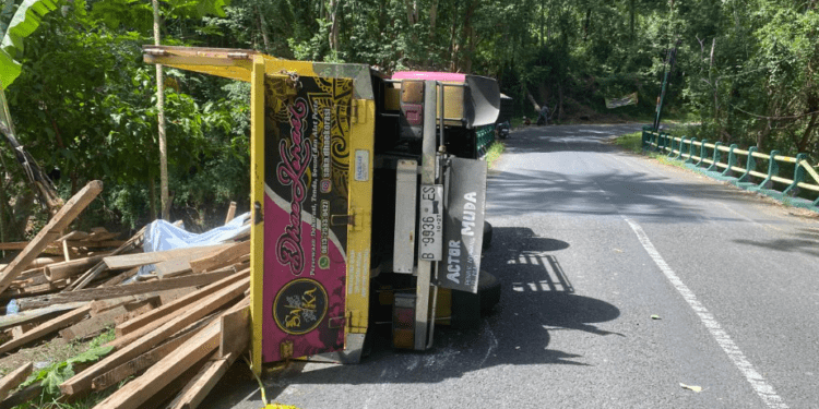 mobil Truk Mitsubhisi Colt mengalami Kecelakaan di jalan Kaliurang Dlingo