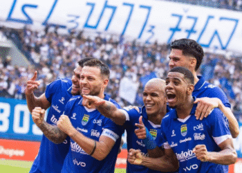 Sejumlah pesepak bola Persib Bandung berselebrasi usai mencetak gol melawan Semen Padang saat pertandingan BRI Super League 2025