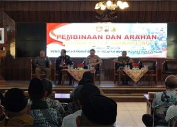 Direktur Toponimi dan Batas Daerah Ditjen Bina Adwil Kemendagri, Raziras Rahmadillah beserta Sekretaris Daerah, Kepala Badan Kesbangpol, Kapolres, serta Dandim Kabupaten Pekalongan memberikan pembinaan dan arahan kepada seluruh Ketua Satkamling se-Kabupaten Pekalongan, Jawa Tengah, Jumat (12/9/2025). (Foto: Kemendagri)
