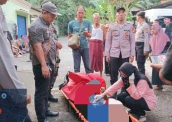 Petugas Kepolisian bersama Tim Medis melakukan pemeriksaan Korban diduga tersengat listrik di Bantul