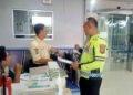 Petugas Kepolisian melakukan pendataan korban kecelakaan di rumah sakit