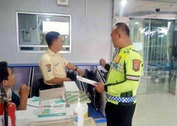 Petugas Kepolisian melakukan pendataan korban kecelakaan di rumah sakit