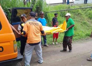 Proses evakuasi korban tertemper kereta di Jembatan Sungai Tepus, Dusun Mangunan, Kalitirto, Berbah, Sleman