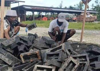 Daur Ulang Sampah Plastik, DLH Mimika Sudah Produksi 8.000 Paving Block