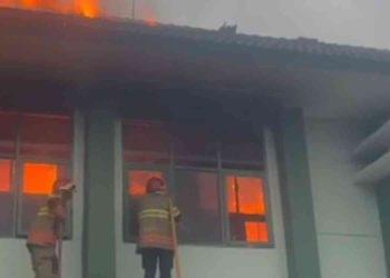 Petugas Pemadam Kebakaran Kota Yogyakarta melakukan upaya pemadaman api yang membakar Asrama Putri Ihyaul Ulum MAN 2 Yogyakarta, Minggu (21/12/2025) sore