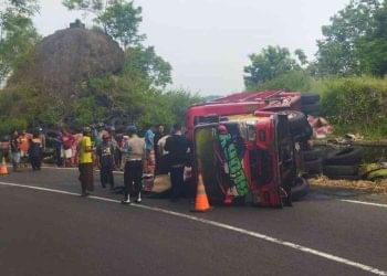 Petugas kepolisian bersama warga berada di lokasi kecelakaan tunggal truk pengangkut air mineral yang terguling di tanjakan Bukit Bego, Wukirsari, Imogiri, Bantul, Selasa (2/12/2025). Truk mundur tak terkendali akibat gagal menanjak hingga akhirnya terguling, menyebabkan kernet mengalami luka sedang.