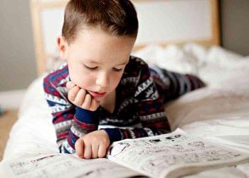 Ilustrasi membaca komik