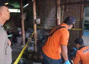 Petugas Polsek Kasihan bersama Tim Identifikasi Polres Bantul melakukan olah tempat kejadian perkara (TKP) di Dusun Salam RT 005, Bangunjiwo, Kasihan, Bantul, Rabu (18/2/2026) pagi.