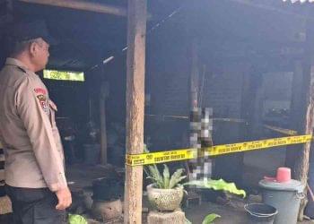 Petugas kepolisian memasang garis polisi di lokasi penemuan seorang lansia yang meninggal dunia di Dusun Salam, Bangunjiwo, Kasihan, Bantul, Rabu (18/2/2026) pagi.